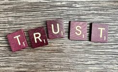 Brak zaufania w związku – Jak rozpoznać i jak sobie z tym radzić?